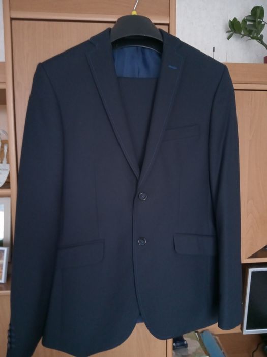 Elegancki garnitur na studniówkę lub inne okazje,ciemny granat
