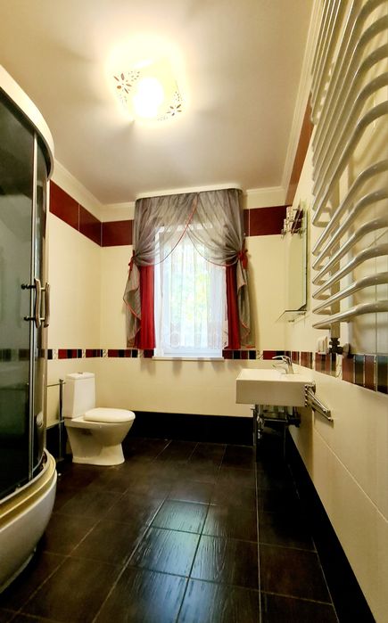 Будинок з басейном і гаражем на 2 авто