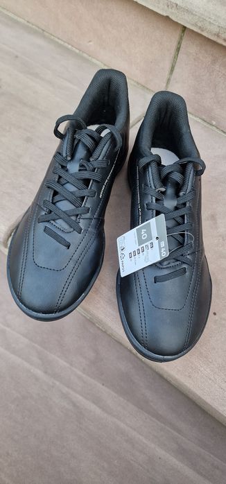 Продаються нові кросівки від компанії KIPSTA в ідеальному стані.