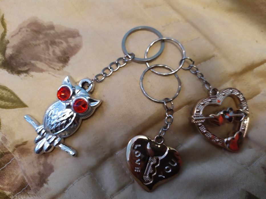 Браслети, брелки