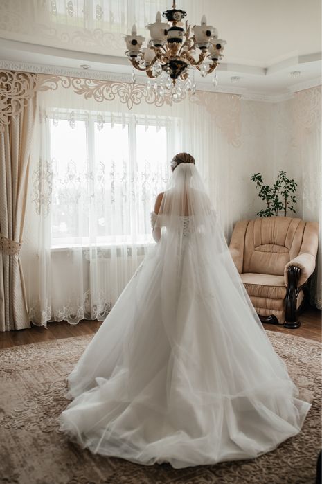 Весільна сукня.