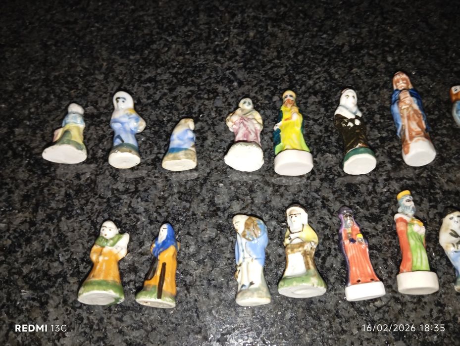 Miniaturas imagens faiança do bolo rei francês pintados a mão