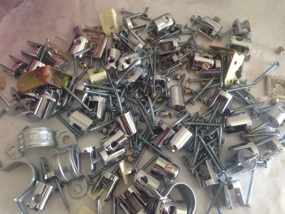 Várias peças parafusos e outros peças novas