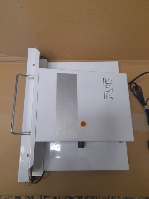 Aparelho para selar sacos com 30 cm de Largura e com termóstato.