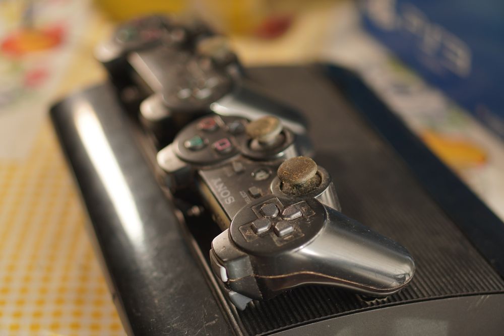 PlayStation 3 super Slim (com placa queimada) + 4 comandos + caixa