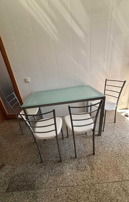 Mesa de cozinha + 4 cadeiras — Maia