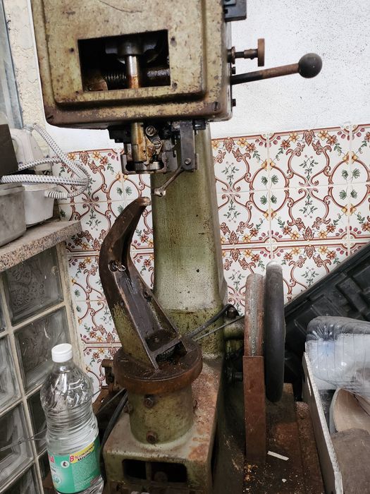 Máquina de Coser - PARA PEÇAS (avariada)