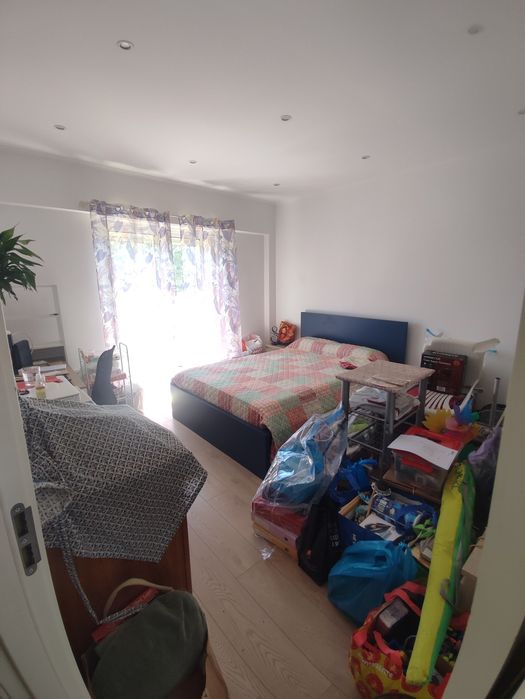 Arrendo Apartamento T2 em frente estação CP Amadora, junto à Câmara Municipal 
Av. Cardoso Lopes