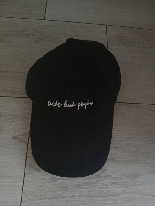 Czarna czapka ,,cute but psycho,,