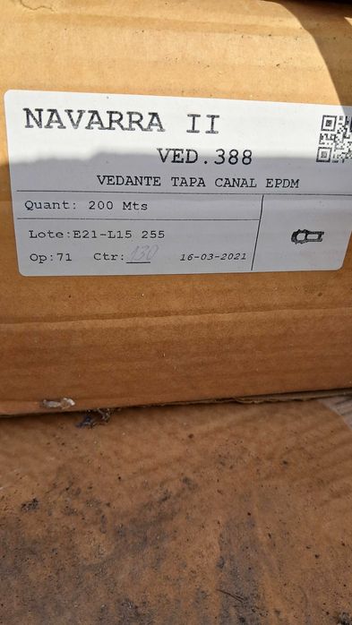 Lote de Vedantes e  acessórios para caixilharias para desocupar espaço