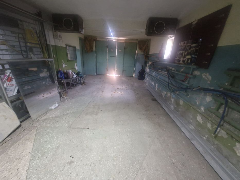 Крепкий жилой дом.