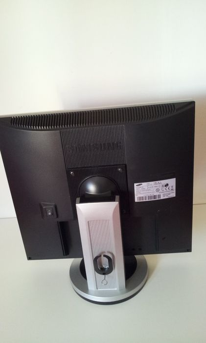 Samsung SyncMaster 913BM Monitor – 19" with Built-in Speakers64739101404930122