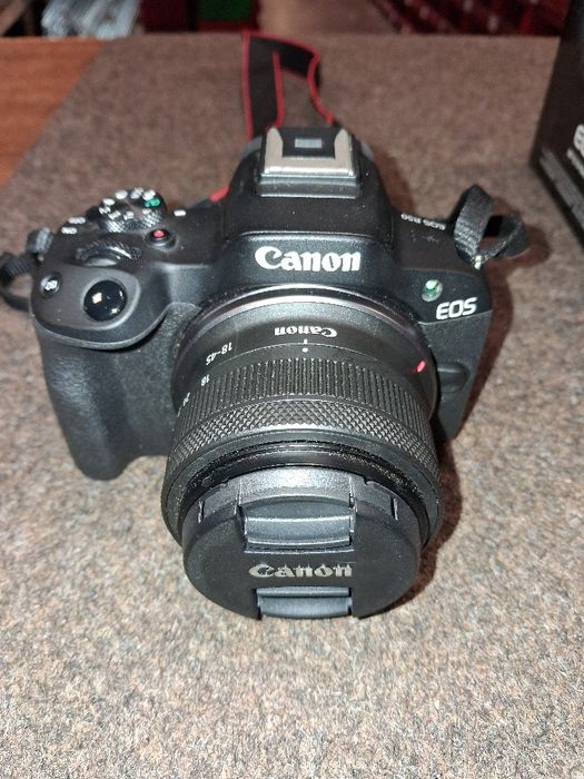 Canon  EOS  R50 .