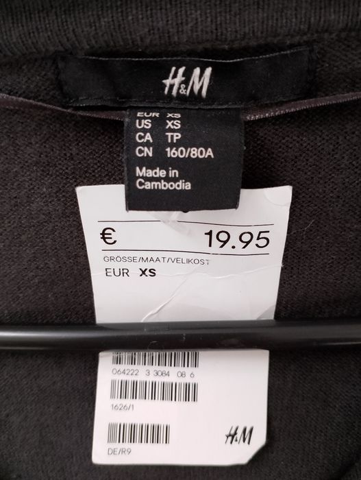Grafitowy sweter H&M rozmiar XS z falbanami przy dekolcie 
Długość 53