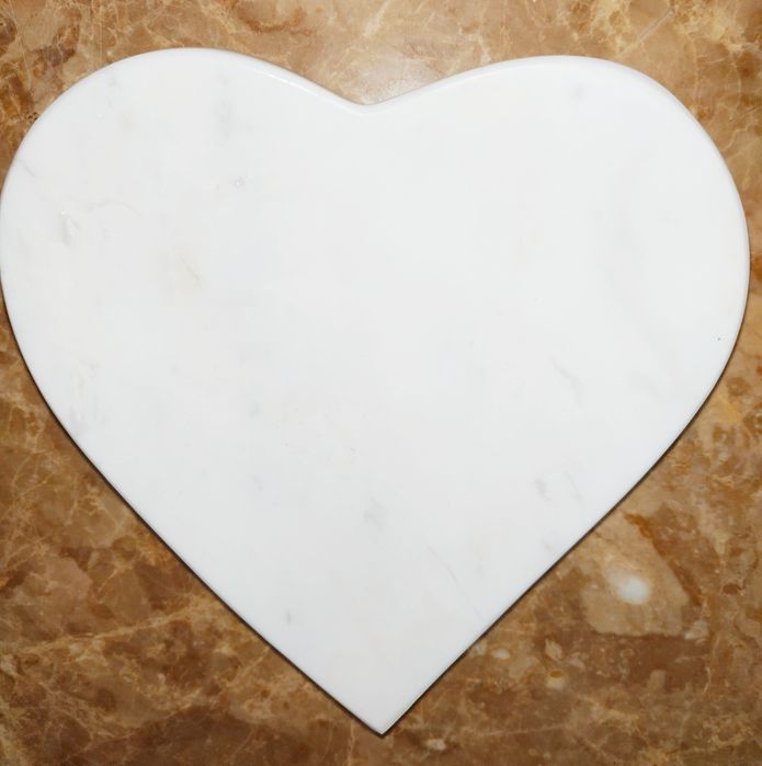 Гарний подарунок мильниця серце з білого мармуру.
