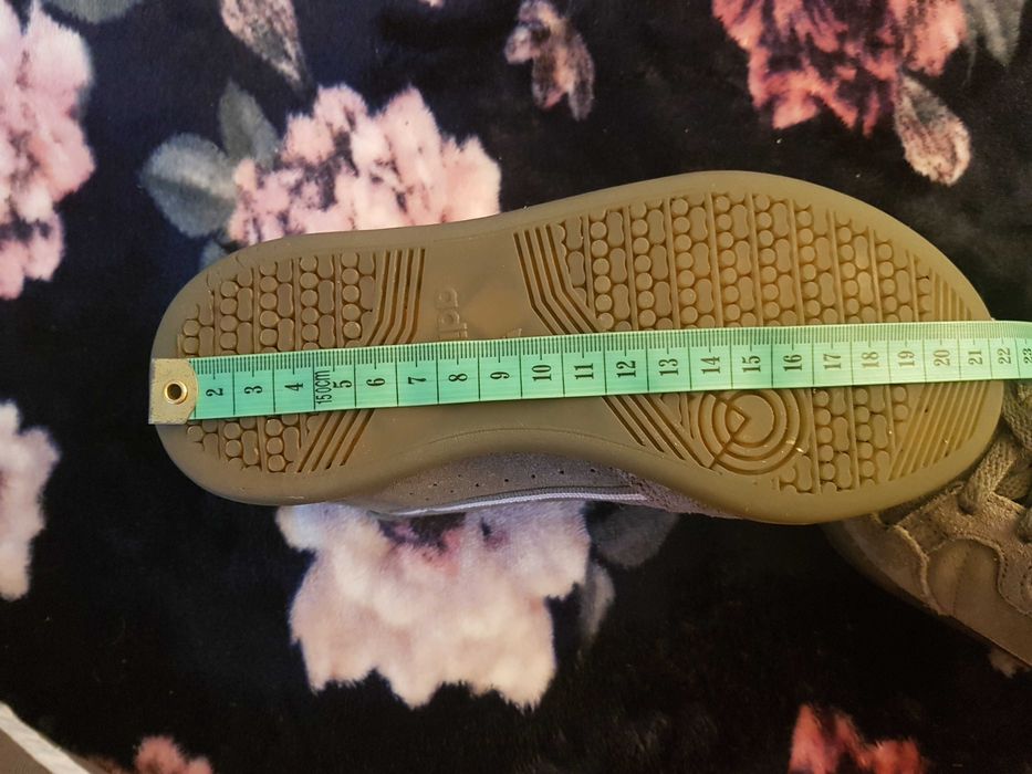 Zamszowe buty khaki adidas 31,5