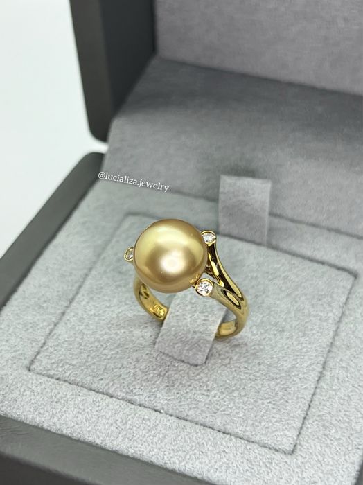 Золотое  Кольцо с жемчугом и бриллиантами