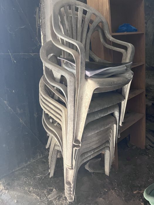 Conjunto de 12 cadeiras de ecterior em plastico branco
