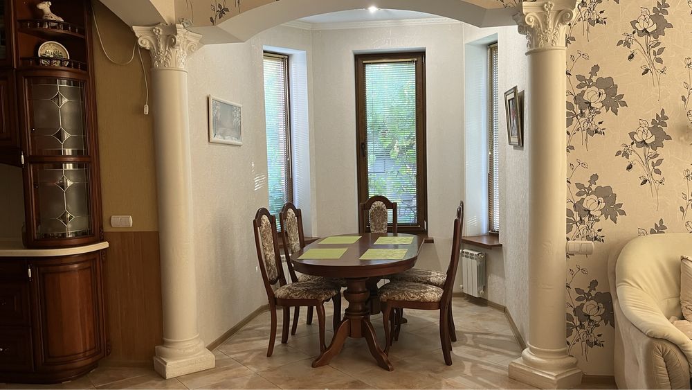 Будинок на березі річки