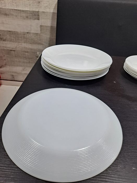 Conjunto de Pratos Brancos