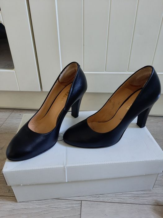 Buty skórzane na obcasie Eska r.35