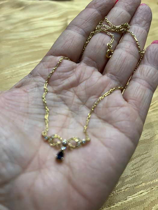 Peça de joalharia em ouro , safira e diamantes