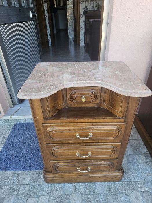 Mobília de Quarto em Madeira: Cômoda c/ Espelho e Mesinhas de Cabeceira