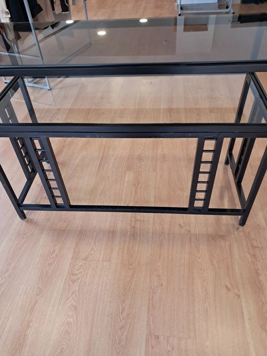 Mesa em ferro com duas prateleiras em vidro como nova.