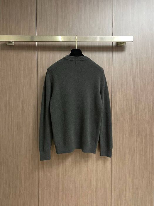 Nowy modny sweter