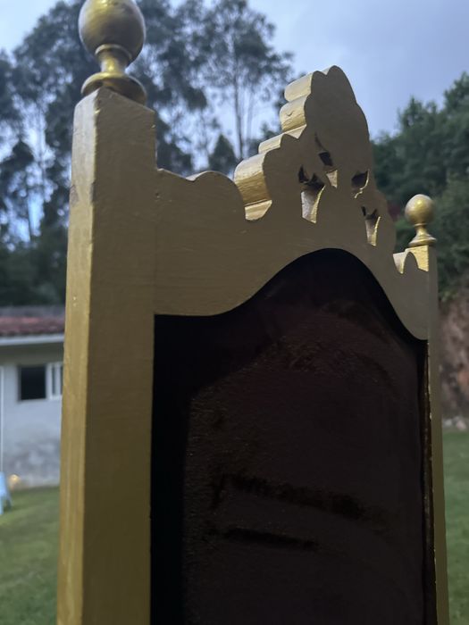 Cadeira vintage dourada e castanho