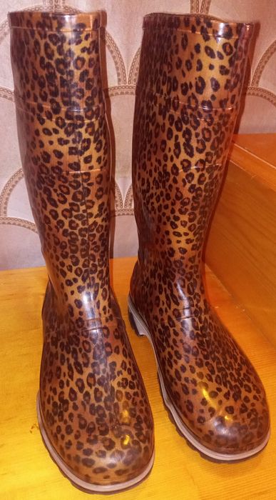 Продам резиновые сапоги.