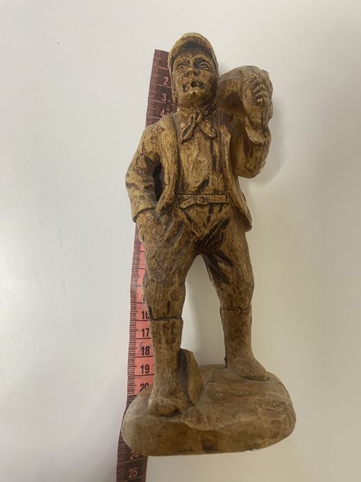 Деревʼяна скульптура селянин