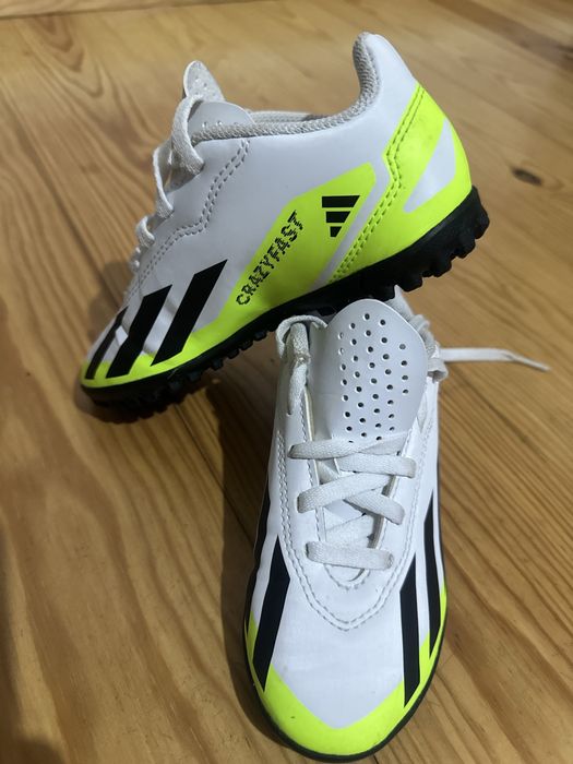 Ténis de futebol adidas .