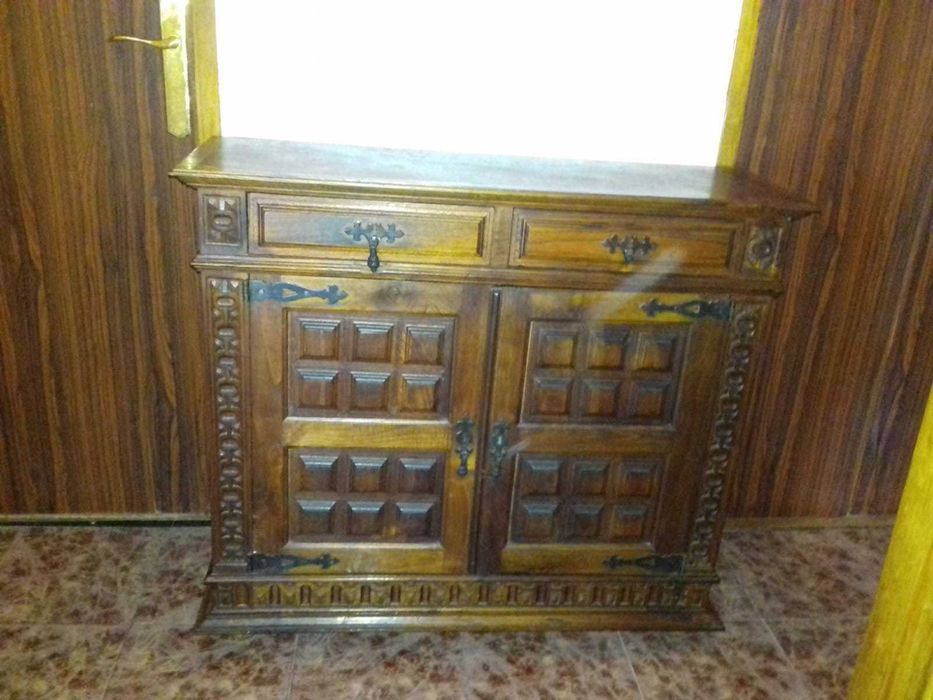 Móvel com estilo clássico em mogno maciço.