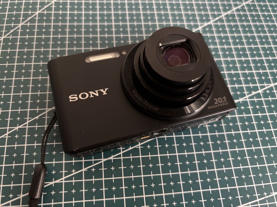 Sony CyberShot W830 20.1MP Zeiss Black