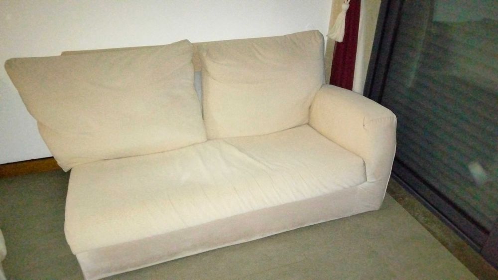 Sofá Bege com almofadas