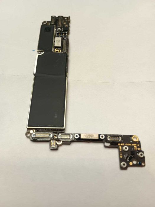 Полурабочая материнская плата от IPHONE 7 32GB BLACK Айфон 7 на 32 гб