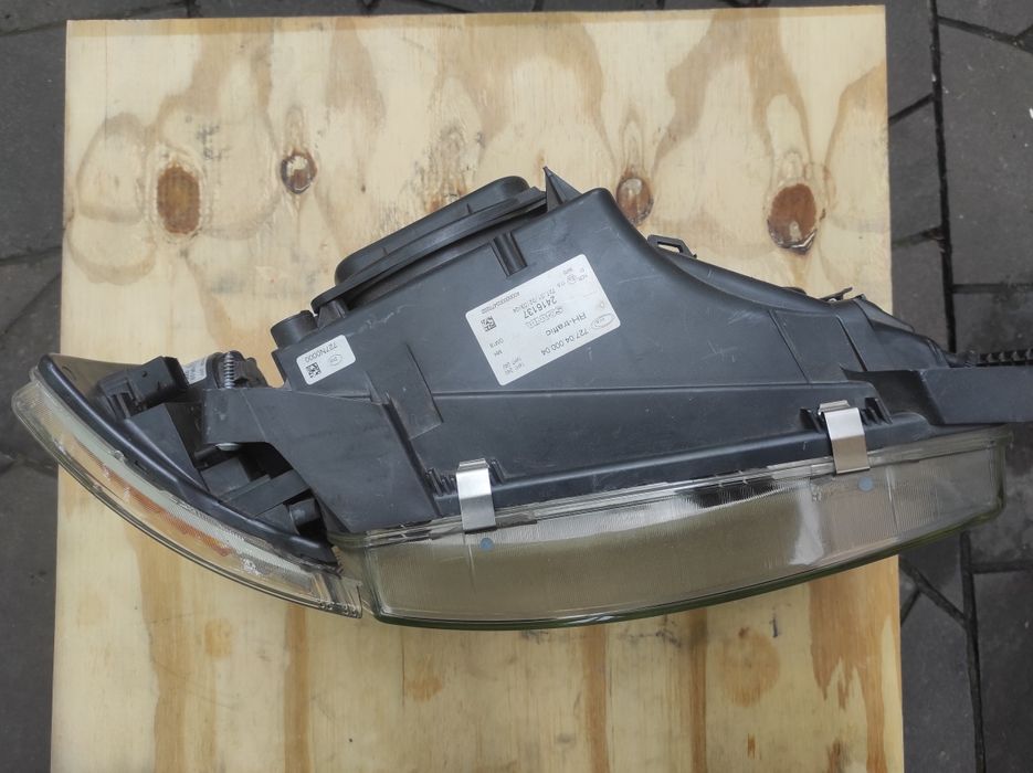 Фара сканія права