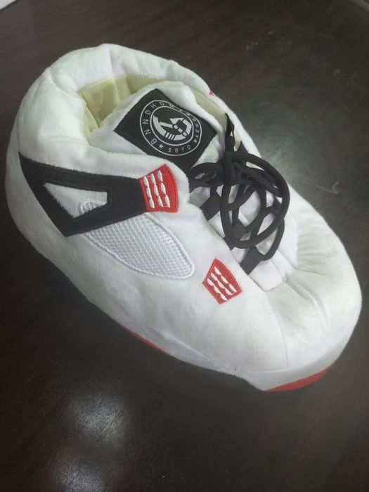 Pantufas em formato de sapatilha - NOVO