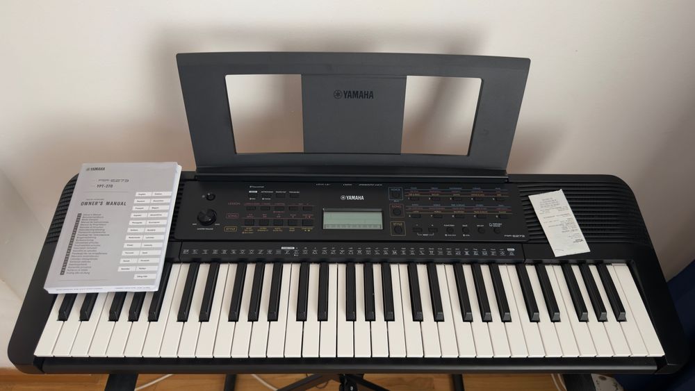 Yamaha PSR-E273 стан як новий куплений у музичному магазині 61 клавіша