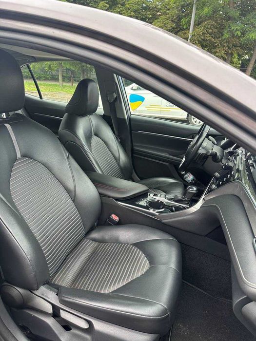 Оренда авто Camry 70 гібридна