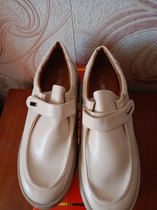 Туфлі лофери кросівки