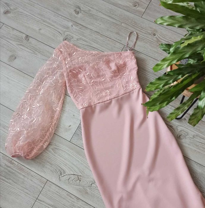 Chi Chi London pudrowo różowa sukienka midi z koronką elegancka