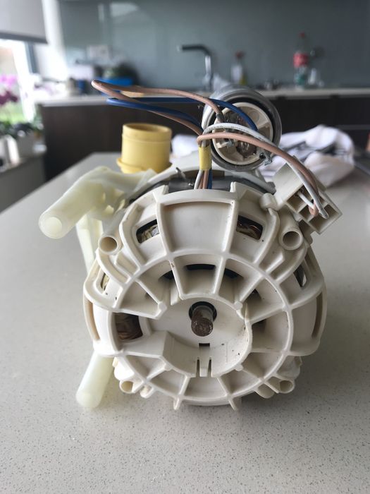 Motor/bomba de lavagem da marca Nidec para máquina de lavar louça.