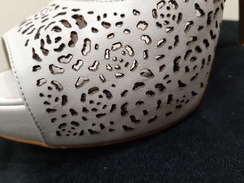 Szpilki skora bezowe