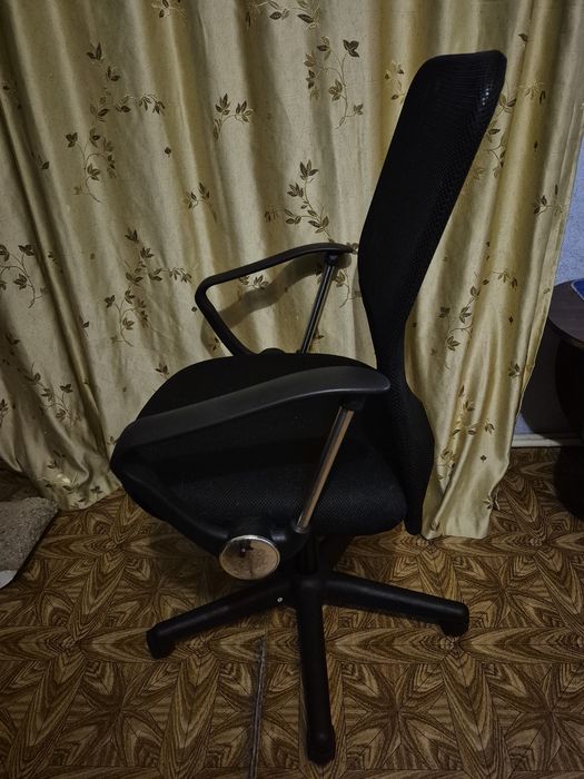 Комп'ютерний стілець