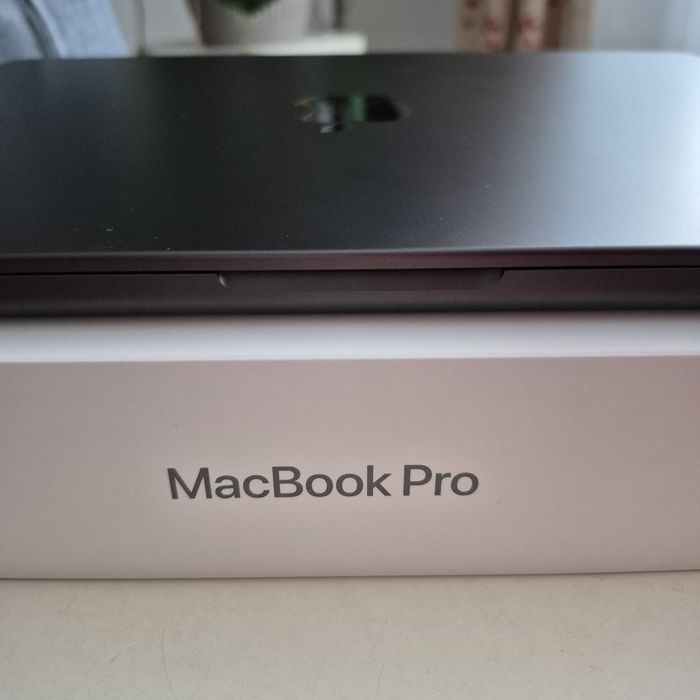 MacBook Pro 14" M5 24GB/1TB | 34 cykle | 100% bateria | Space Black | US | gwarancja Apple