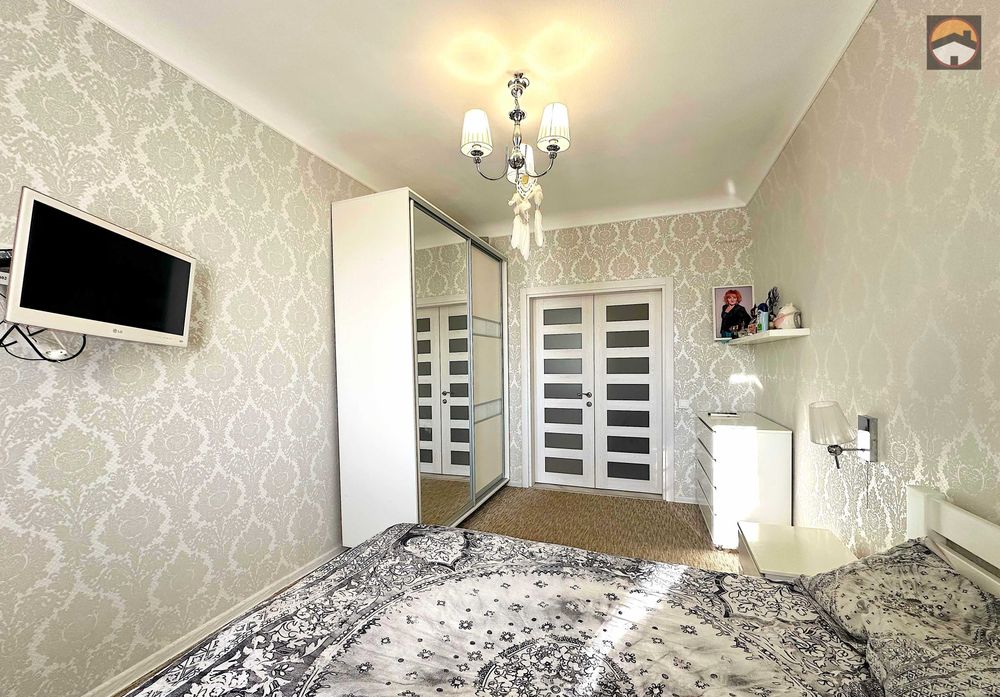 Продається 2-х кімнатна сталінка в Центрі  "Будинок зі Шпилем"