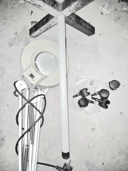 Lampa z lupą na kółkach