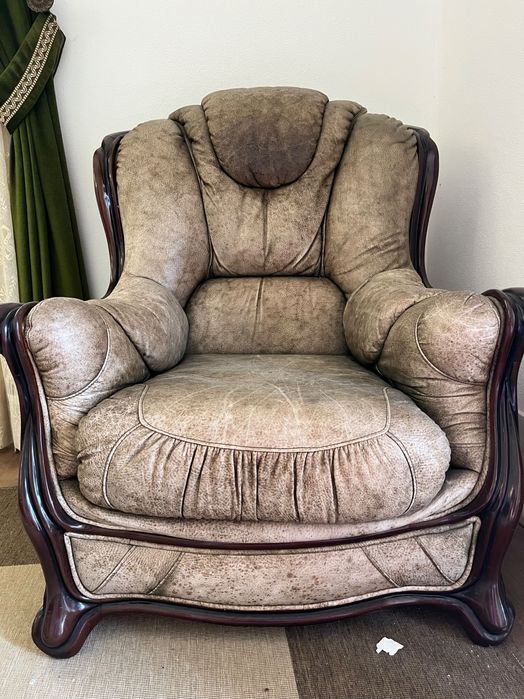 Poltrona em pele com estrutura de madeira